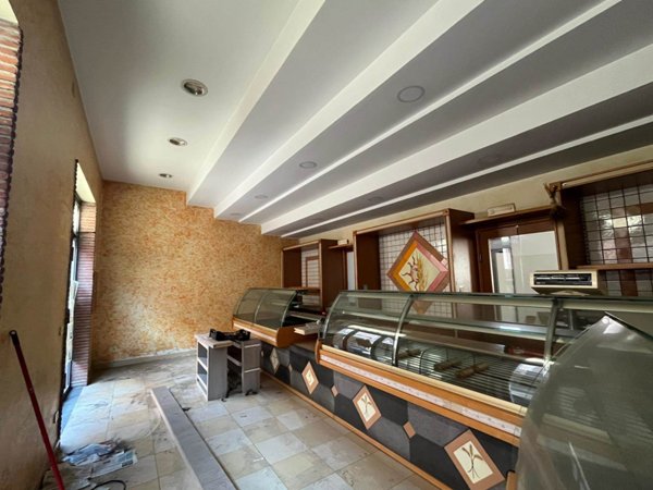 negozio in affitto a Desenzano del Garda in zona San Pietro