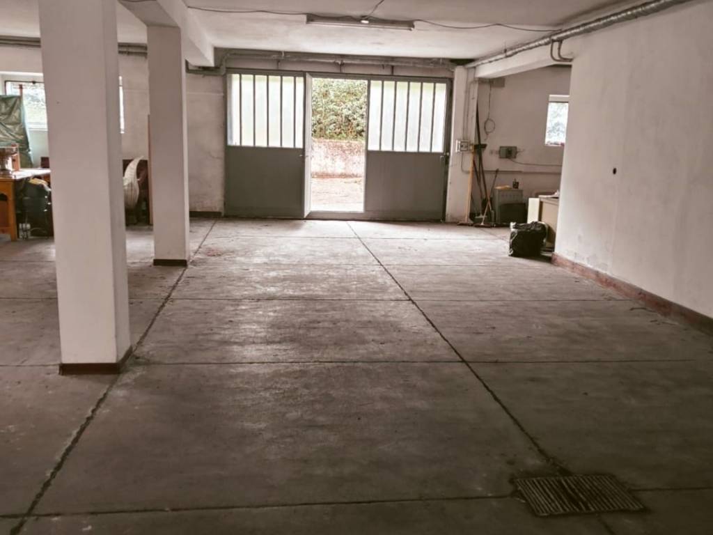 locale commerciale in affitto a Desenzano del Garda