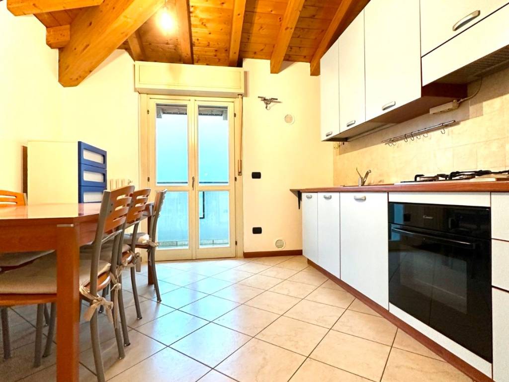 appartamento in affitto a Desenzano del Garda in zona Rivoltella