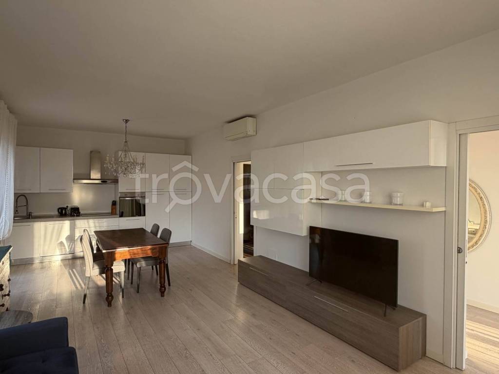 appartamento in affitto a Desenzano del Garda in zona Campeggio sul Vò