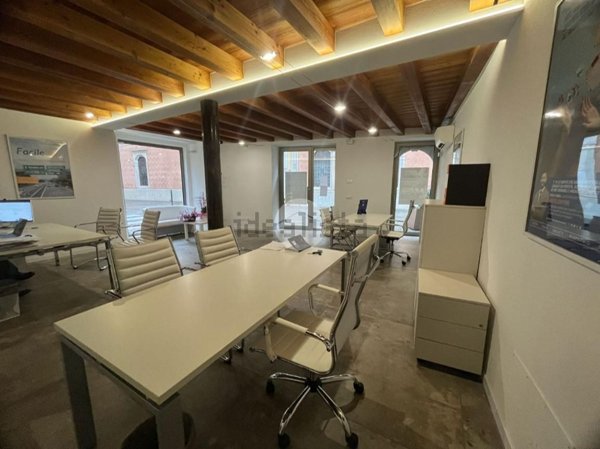 negozio in affitto a Desenzano del Garda in zona Campeggio sul Vò