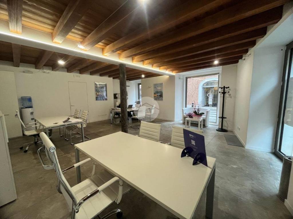 negozio in affitto a Desenzano del Garda in zona Campeggio sul Vò