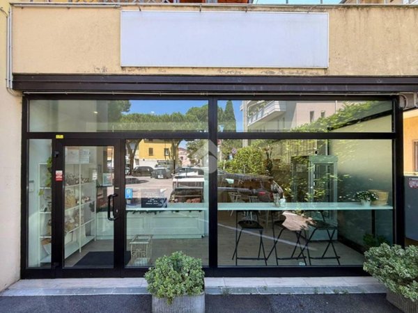 negozio in affitto a Desenzano del Garda in zona Campeggio sul Vò