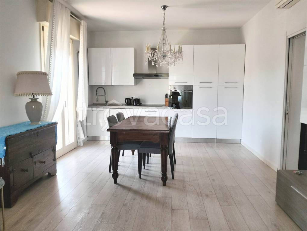 appartamento in affitto a Desenzano del Garda in zona Campeggio sul Vò