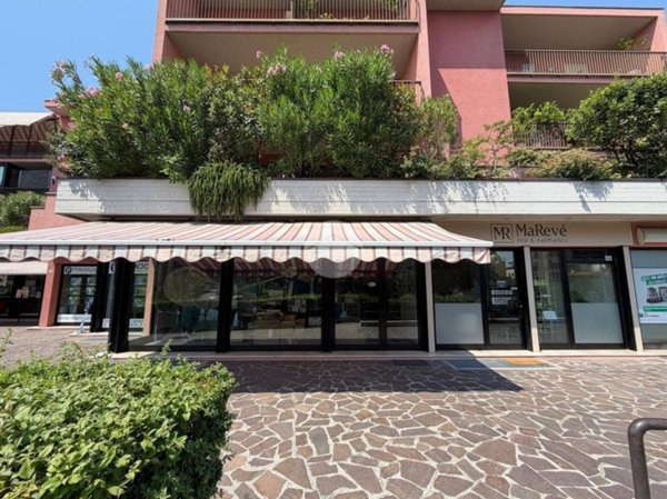 negozio in affitto a Desenzano del Garda in zona Campeggio sul Vò