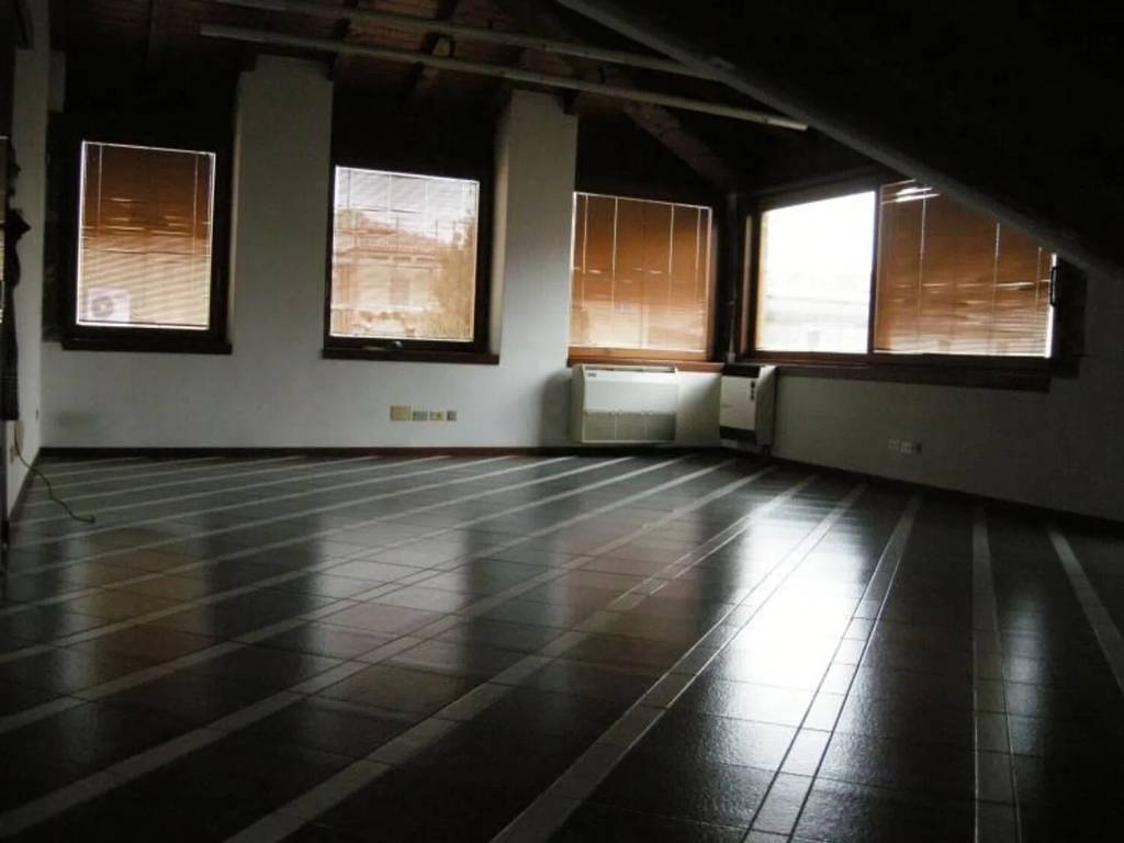 ufficio in affitto a Desenzano del Garda in zona Campeggio sul Vò