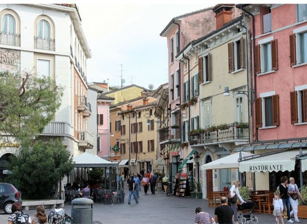 negozio in affitto a Desenzano del Garda in zona Campeggio sul Vò