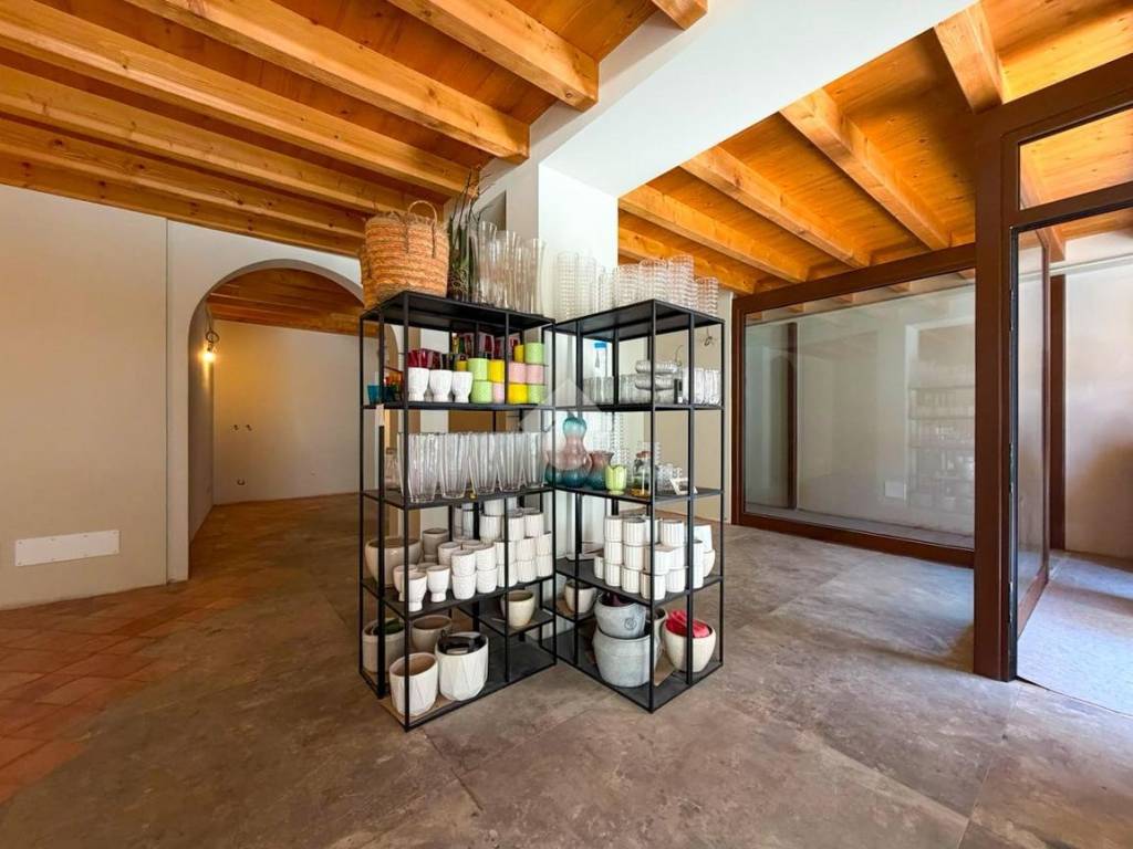 negozio in affitto a Desenzano del Garda in zona Campeggio sul Vò