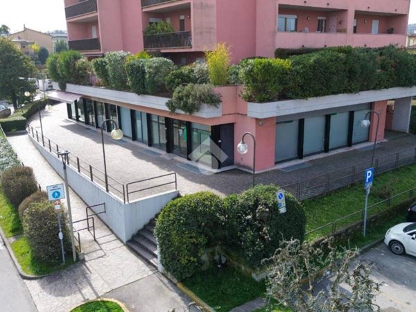 negozio in affitto a Desenzano del Garda in zona Campeggio sul Vò