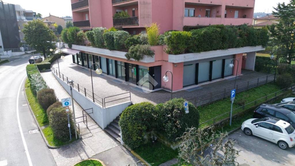 negozio in affitto a Desenzano del Garda in zona Campeggio sul Vò