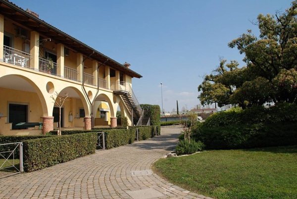 appartamento in affitto a Desenzano del Garda in zona Rivoltella