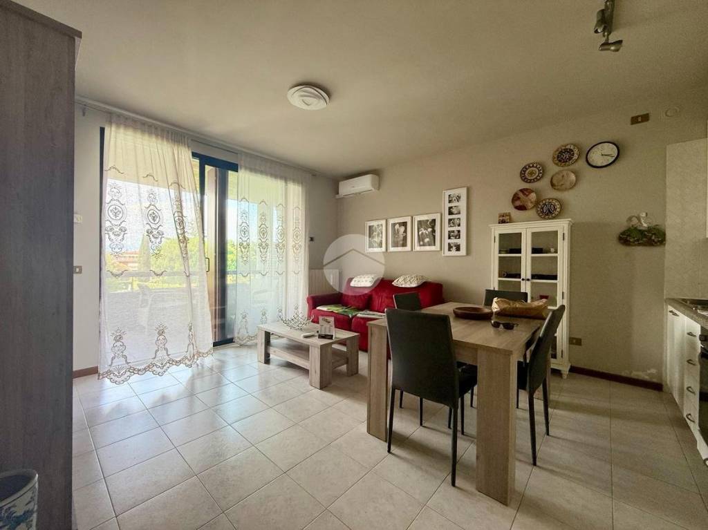 appartamento in affitto a Desenzano del Garda in zona Rivoltella
