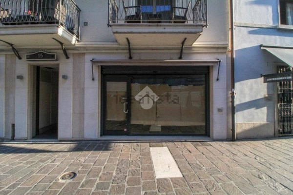locale commerciale in affitto a Desenzano del Garda in zona Campeggio sul Vò