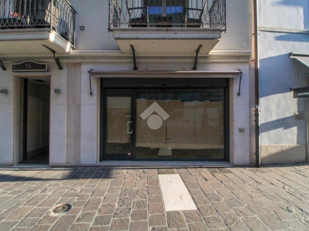 negozio in affitto a Desenzano del Garda in zona Campeggio sul Vò