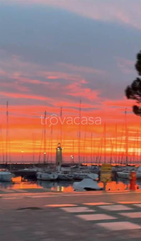 negozio in affitto a Desenzano del Garda in zona Campeggio sul Vò