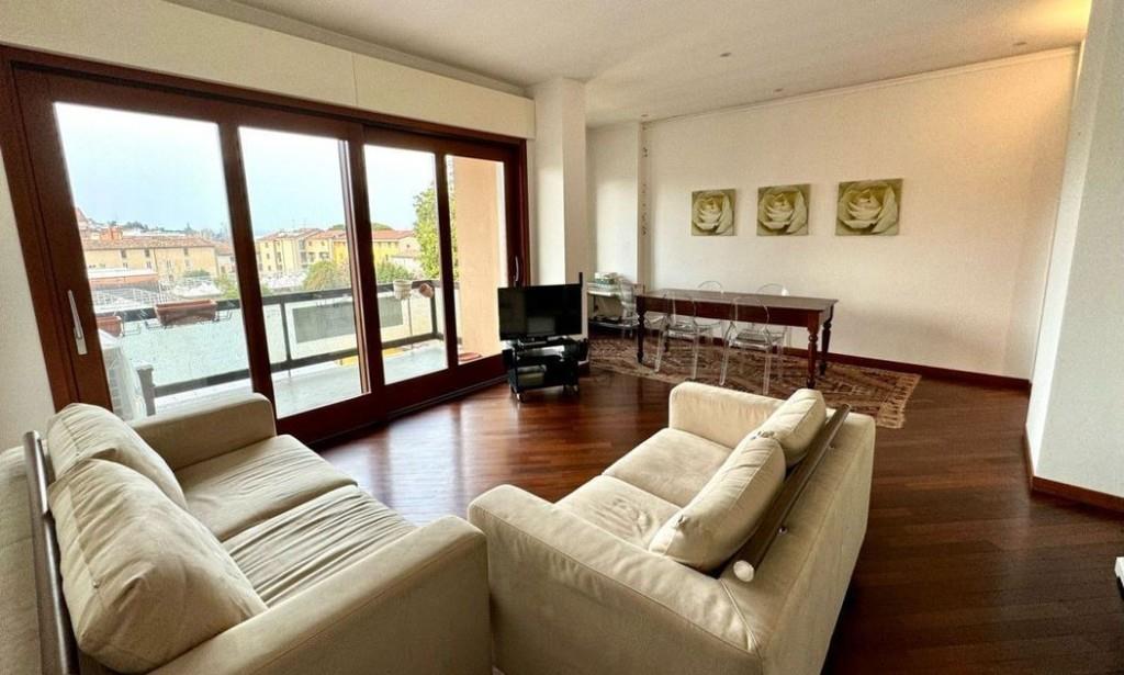 appartamento in affitto a Desenzano del Garda in zona Campeggio sul Vò