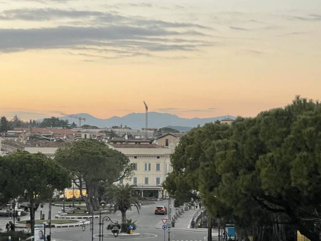 negozio in affitto a Desenzano del Garda in zona Campeggio sul Vò