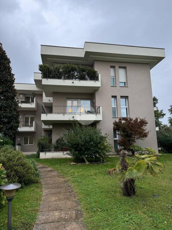 appartamento in affitto a Desenzano del Garda in zona Campeggio sul Vò