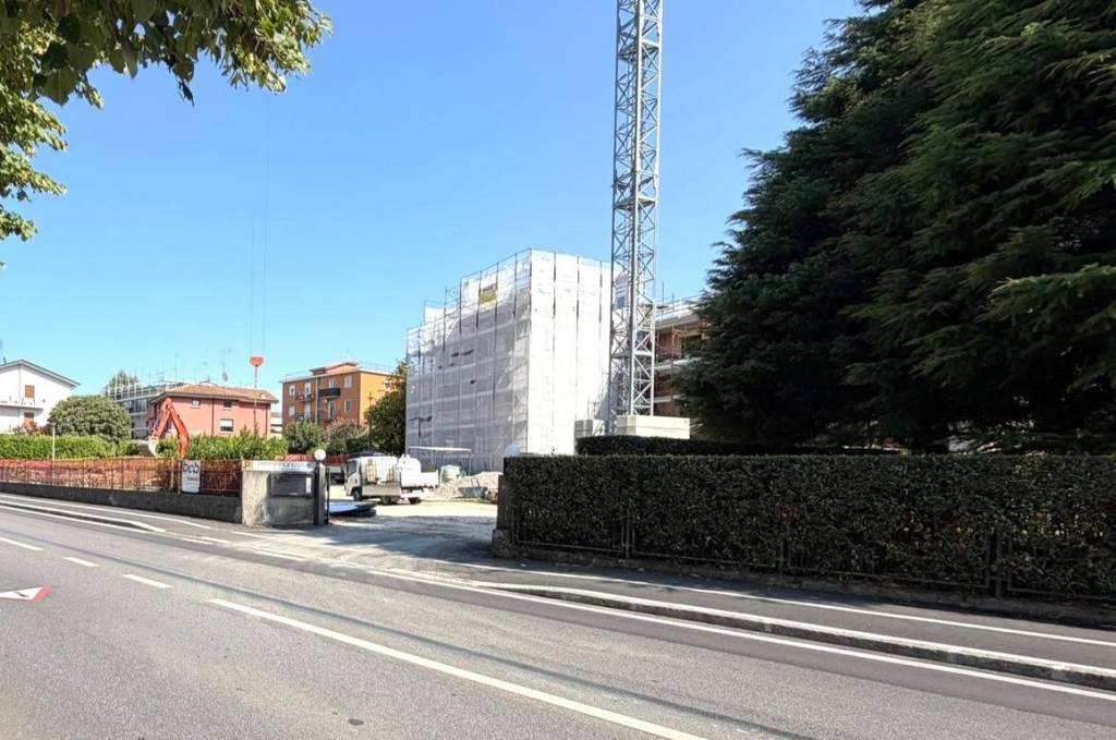 locale commerciale in affitto a Desenzano del Garda in zona Rivoltella