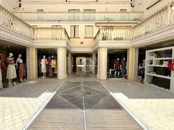 negozio in affitto a Desenzano del Garda