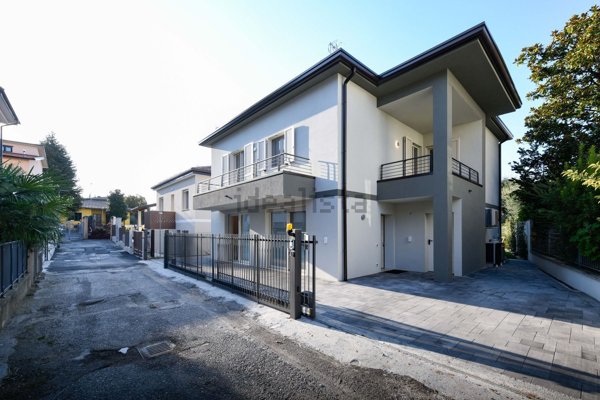 casa indipendente in affitto a Desenzano del Garda in zona Campeggio sul Vò