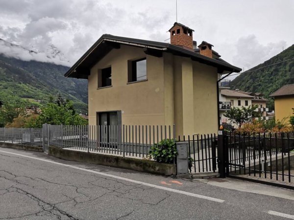 casa indipendente in affitto ad Edolo in zona Vico