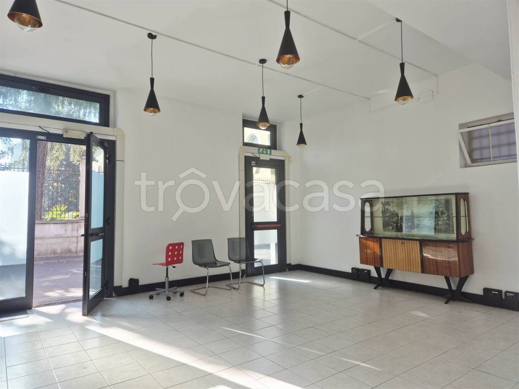 negozio in affitto ad Edolo in zona Vico