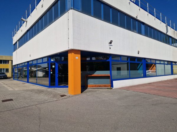 negozio in affitto ad Edolo in zona Vico