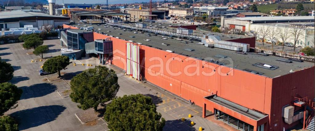 locale commerciale in affitto ad Erbusco in zona Pedergnano