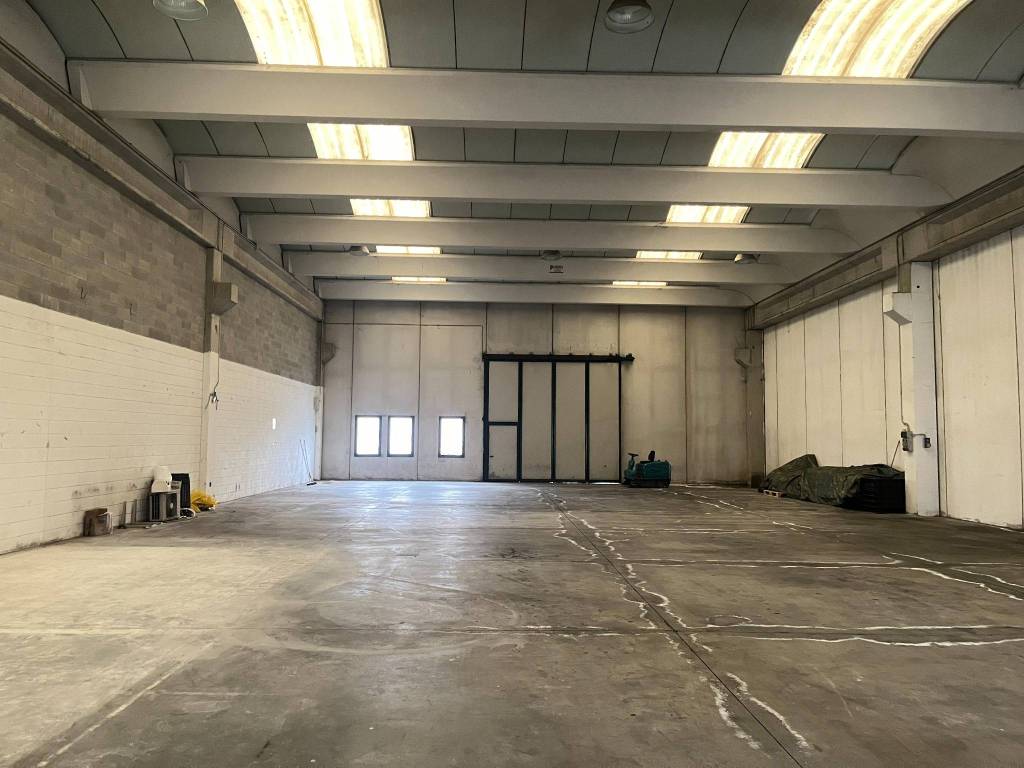 capannone in affitto a Flero