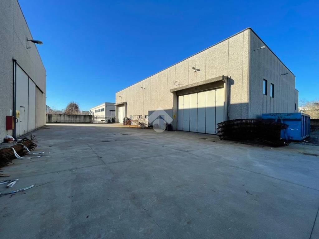 locale commerciale in affitto a Flero