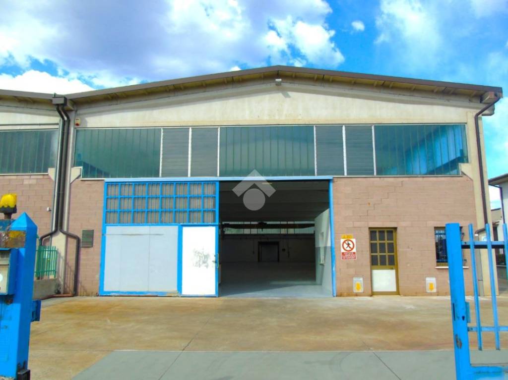 locale commerciale in affitto a Flero