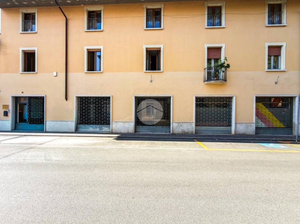 negozio in affitto a Flero in zona Pietra del Gallo