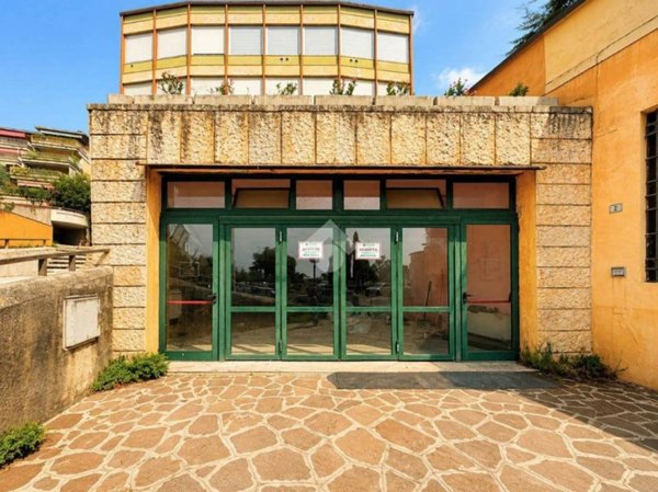 negozio in affitto a Gardone Riviera in zona Morgnaga