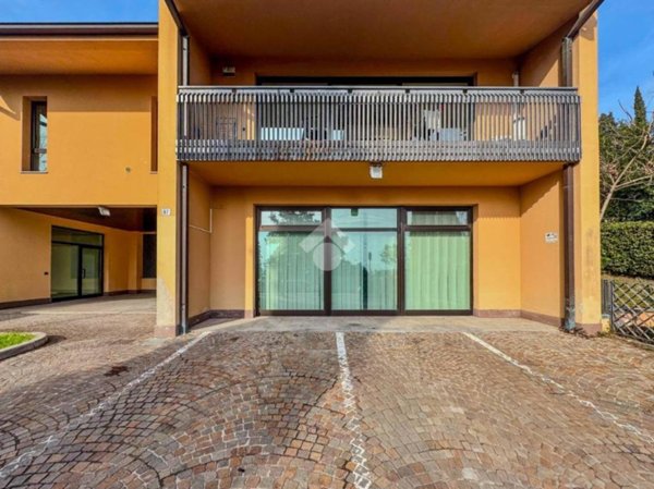 negozio in affitto a Gardone Riviera in zona Morgnaga