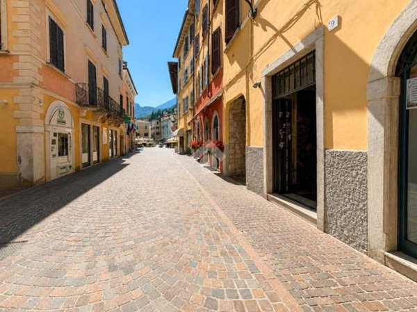 negozio in affitto a Gargnano in zona Villa