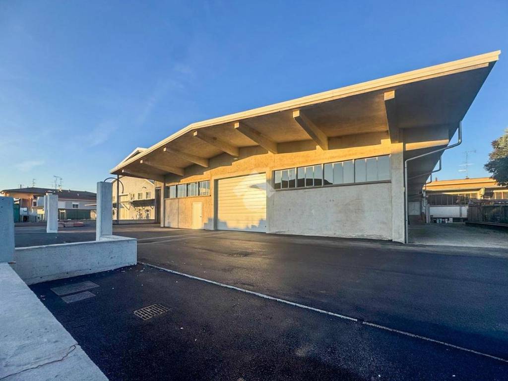 locale commerciale in affitto a Ghedi