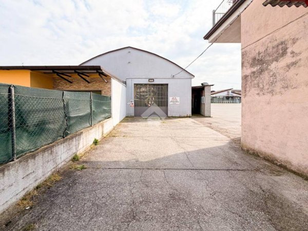 locale commerciale in affitto a Ghedi