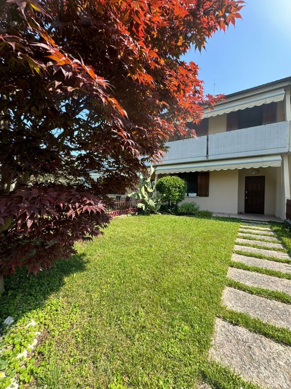 casa indipendente in affitto ad Iseo