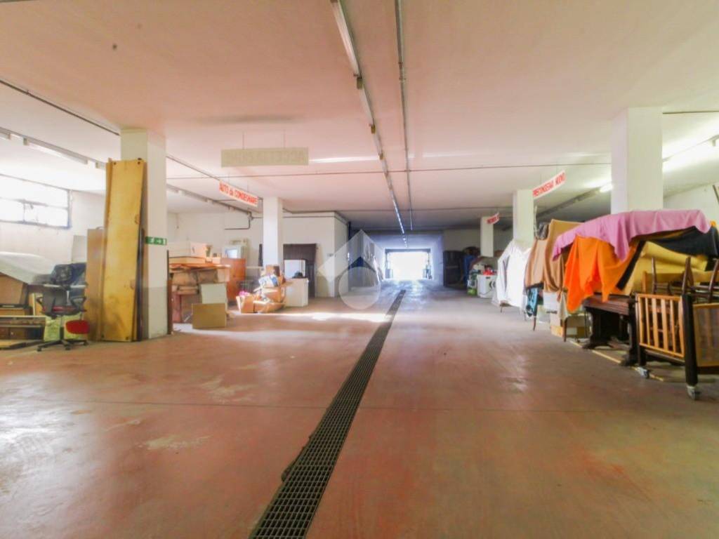 locale commerciale in affitto a Leno