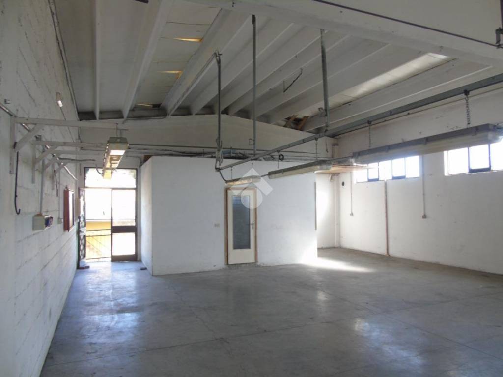 locale commerciale in affitto a Lograto