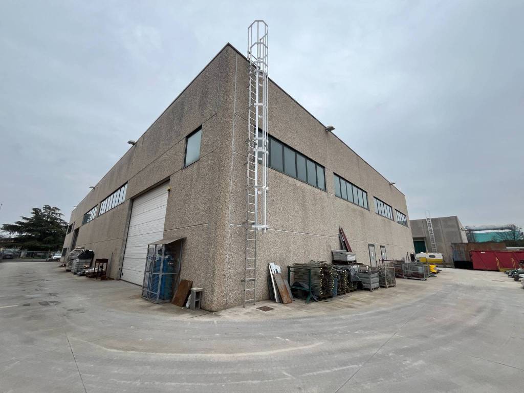 locale commerciale in affitto a Lonato del Garda