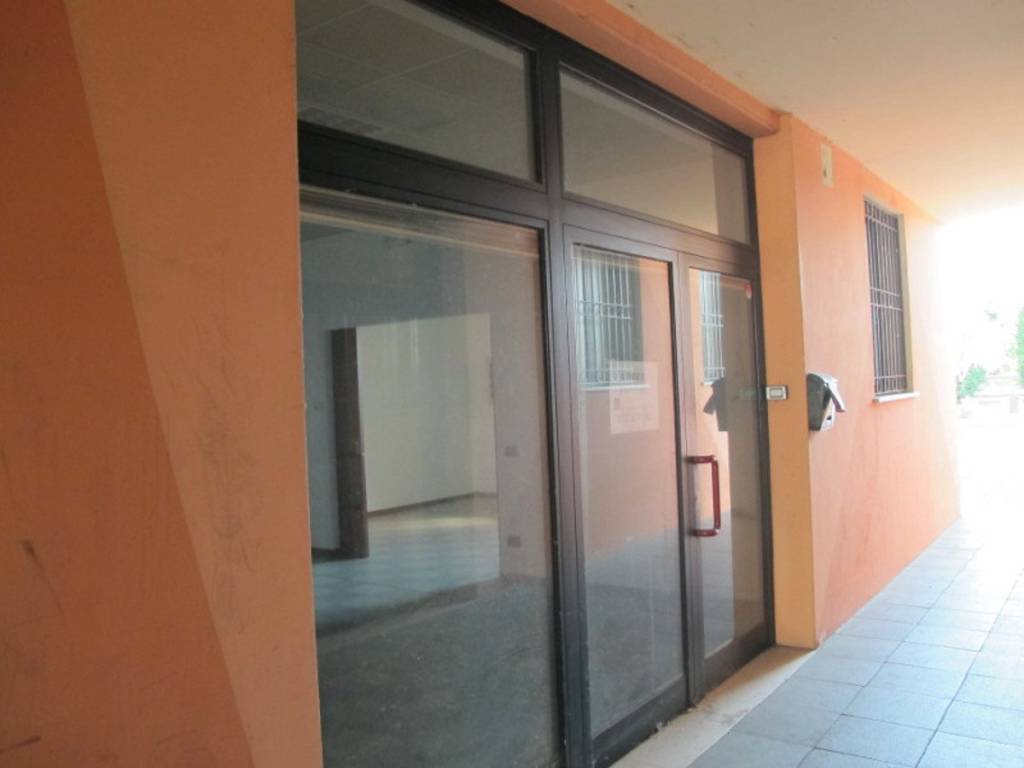 negozio in affitto a Maclodio