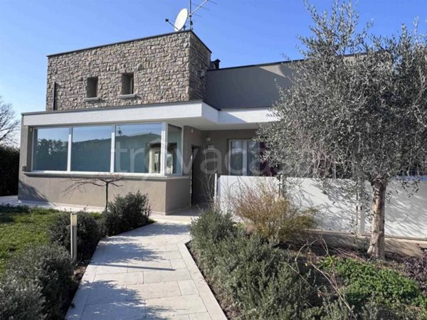 casa indipendente in affitto a Manerba del Garda in zona Solarolo
