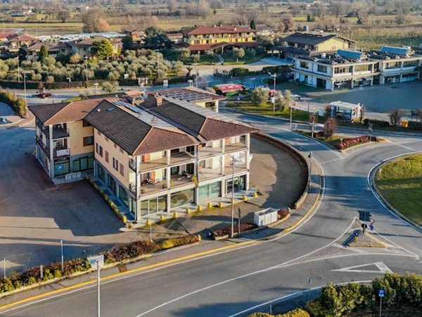 negozio in affitto a Manerba del Garda in zona Crociale