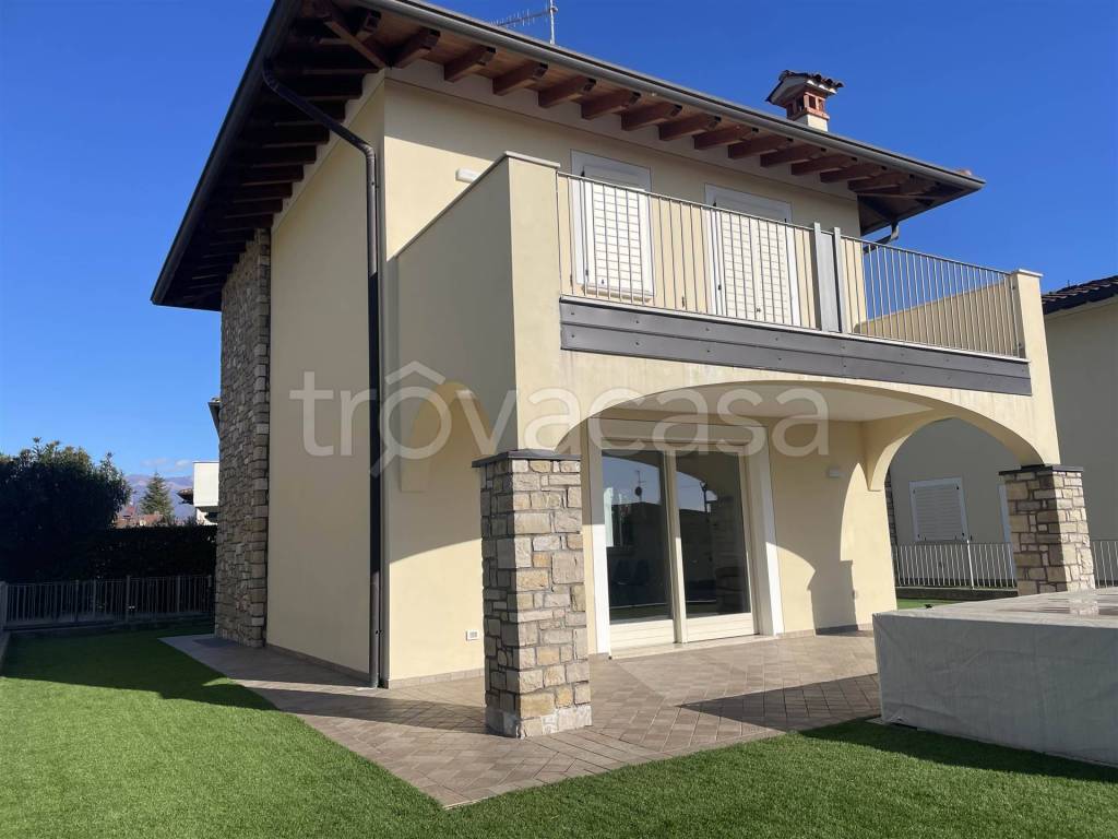 casa indipendente in affitto a Manerba del Garda in zona Solarolo