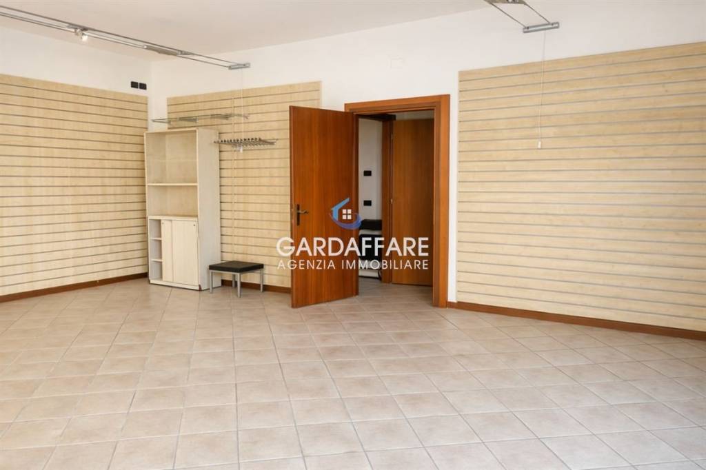 negozio in affitto a Manerba del Garda in zona Crociale