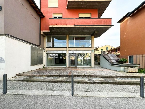 locale commerciale in affitto a Manerbio