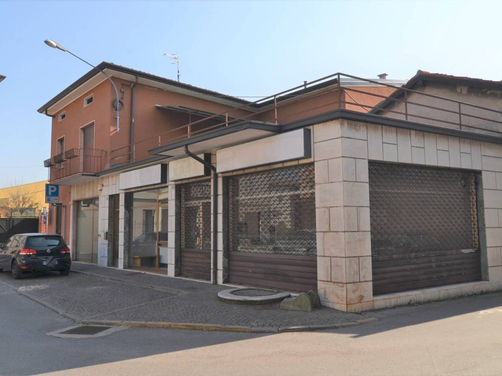 negozio in affitto a Mazzano in zona Molinetto