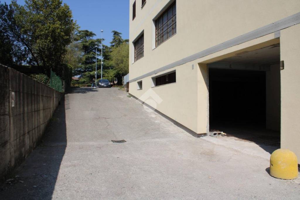 locale commerciale in affitto a Montichiari